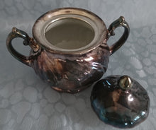 Lade das Bild in den Galerie-Viewer, 3er Set MILCHKÄNNCHEN &amp; ZUCKERDOSE MIT DECKEL - Porzellan, Silber Patiniert Wellen Relief Motiv Dekor
