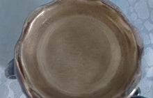 Lade das Bild in den Galerie-Viewer, 3er Set MILCHKÄNNCHEN &amp; ZUCKERDOSE MIT DECKEL - Porzellan, Silber Patiniert Wellen Relief Motiv Dekor
