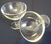 Lade das Bild in den Galerie-Viewer, EIS~ DESSERTBECHER - Hartglas, Obere Abgeschrägte Motiv Form Dekor
