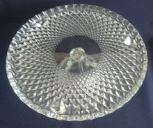 Lade das Bild in den Galerie-Viewer, TORTENPLATTEN ETAGERE  - Hartglas, Geometrisches Abstraktes Dreieck Karo Gewölbter Welliger Relief Rand Motiv Dekor
