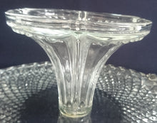 Lade das Bild in den Galerie-Viewer, TORTENPLATTEN ETAGERE  - Hartglas, Geometrisches Abstraktes Dreieck Karo Gewölbter Welliger Relief Rand Motiv Dekor
