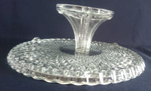 Lade das Bild in den Galerie-Viewer, TORTENPLATTEN ETAGERE  - Hartglas, Geometrisches Abstraktes Dreieck Karo Gewölbter Welliger Relief Rand Motiv Dekor
