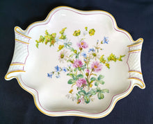 Lade das Bild in den Galerie-Viewer, SCHALE "Irka" - Porzellan, Goldrand Flora Pflanzen Blumen Blüten Motiv Dekor
