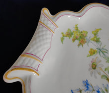 Lade das Bild in den Galerie-Viewer, SCHALE "Irka" - Porzellan, Goldrand Flora Pflanzen Blumen Blüten Motiv Dekor
