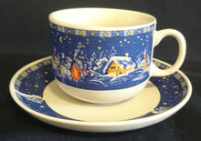 Lade das Bild in den Galerie-Viewer, KAFFEETASSE - Porzellan, Weihnachten Advent Schnee Dorf Haus Tannenbaum Sterne Motiv Dekor, Wellco Design
