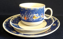 Lade das Bild in den Galerie-Viewer, KAFFEETASSE - Porzellan, Weihnachten Advent Schnee Dorf Haus Tannenbaum Sterne Motiv Dekor, Wellco Design
