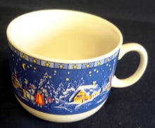 Lade das Bild in den Galerie-Viewer, KAFFEETASSE - Porzellan, Weihnachten Advent Schnee Dorf Haus Tannenbaum Sterne Motiv Dekor, Wellco Design
