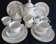 Lade das Bild in den Galerie-Viewer, 5er Set KAFFEEKANNE MIT DECKEL &amp; MILCHKÄNNCHEN &amp; ZUCKERDOSE UND DECKEL - Porzellan, Goldrand Flora Blumenblüte Relief Motiv Dekor
