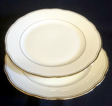 Lade das Bild in den Galerie-Viewer, DESSERTTELLER - Porzellan, Goldrand Außen &amp; Innen Gewölbter Relief Rand Motiv Dekor
