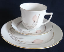 Lade das Bild in den Galerie-Viewer, KAFFEETASSE - Porzellan, Goldrand Flora Blumenblüte Relief Motiv Dekor
