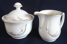 Lade das Bild in den Galerie-Viewer, 5er Set KAFFEEKANNE MIT DECKEL &amp; MILCHKÄNNCHEN &amp; ZUCKERDOSE UND DECKEL - Porzellan, Goldrand Flora Blumenblüte Relief Motiv Dekor
