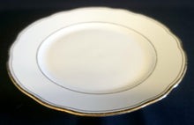Lade das Bild in den Galerie-Viewer, 2er Set DESSERTTELLER - Porzellan, Goldrand Außen &amp; Innen Gewölbter Relief Rand Motiv Dekor
