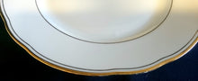 Lade das Bild in den Galerie-Viewer, DESSERTTELLER - Porzellan, Goldrand Außen &amp; Innen Gewölbter Relief Rand Motiv Dekor
