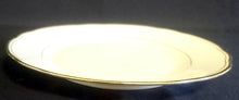 Lade das Bild in den Galerie-Viewer, 2er Set DESSERTTELLER - Porzellan, Goldrand Außen &amp; Innen Gewölbter Relief Rand Motiv Dekor
