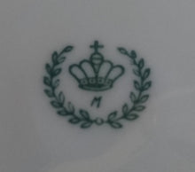 Lade das Bild in den Galerie-Viewer, DESSERTTELLER - Porzellan, Goldrand Außen &amp; Innen Gewölbter Relief Rand Motiv Dekor
