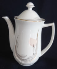 Lade das Bild in den Galerie-Viewer, 5er Set KAFFEEKANNE MIT DECKEL &amp; MILCHKÄNNCHEN &amp; ZUCKERDOSE UND DECKEL - Porzellan, Goldrand Flora Blumenblüte Relief Motiv Dekor
