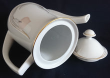 Lade das Bild in den Galerie-Viewer, 5er Set KAFFEEKANNE MIT DECKEL &amp; MILCHKÄNNCHEN &amp; ZUCKERDOSE UND DECKEL - Porzellan, Goldrand Flora Blumenblüte Relief Motiv Dekor
