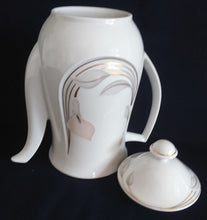 Lade das Bild in den Galerie-Viewer, 5er Set KAFFEEKANNE MIT DECKEL &amp; MILCHKÄNNCHEN &amp; ZUCKERDOSE UND DECKEL - Porzellan, Goldrand Flora Blumenblüte Relief Motiv Dekor
