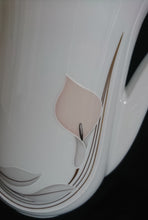 Lade das Bild in den Galerie-Viewer, KAFFEEKANNE MIT DECKEL - Porzellan, Goldrand Flora Blumenblüte Relief Motiv Dekor
