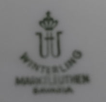 Lade das Bild in den Galerie-Viewer, KAFFEEKANNE MIT DECKEL - Porzellan, Goldrand Flora Blumenblüte Relief Motiv Dekor
