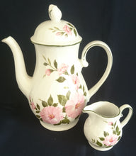 Lade das Bild in den Galerie-Viewer, KAFFEEKANNE MIT DECKEL - Porzellan, Flora Nelken Blumenblüten Linien Rand Motiv Dekor
