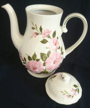 Lade das Bild in den Galerie-Viewer, KAFFEEKANNE MIT DECKEL - Porzellan, Flora Nelken Blumenblüten Linien Rand Motiv Dekor
