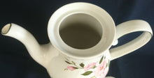 Lade das Bild in den Galerie-Viewer, 3er Set KAFFEEKANNE MIT DECKEL &amp; MILCHKÄNNCHEN - Porzellan, Flora Nelken Blumenblüten Linien Rand Motiv Dekor
