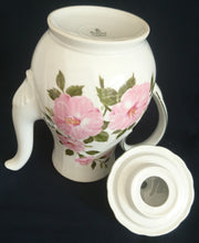 Lade das Bild in den Galerie-Viewer, 3er Set KAFFEEKANNE MIT DECKEL &amp; MILCHKÄNNCHEN - Porzellan, Flora Nelken Blumenblüten Linien Rand Motiv Dekor
