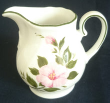 Lade das Bild in den Galerie-Viewer, MILCHKÄNNCHEN - Porzellan, Flora Nelken Blumenblüten Linien Rand Motiv Dekor
