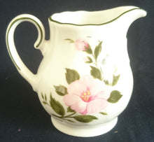 Lade das Bild in den Galerie-Viewer, 3er Set KAFFEEKANNE MIT DECKEL &amp; MILCHKÄNNCHEN - Porzellan, Flora Nelken Blumenblüten Linien Rand Motiv Dekor

