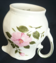 Lade das Bild in den Galerie-Viewer, MILCHKÄNNCHEN - Porzellan, Flora Nelken Blumenblüten Linien Rand Motiv Dekor
