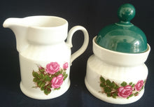 Lade das Bild in den Galerie-Viewer, 3er Set MILCHKÄNNCHEN &amp; ZUCKERDOSE MIT DECKEL - Porzellan, Flora Rosenblumen Blüten Strauß Motiv Dekor
