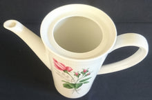 Lade das Bild in den Galerie-Viewer, KAFFEEKANNE MIT DECKEL - Porzellan, Flora Rosen Blumen Blüten Pflanze Blatt Blätter Motiv Dekor
