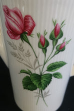 Lade das Bild in den Galerie-Viewer, KAFFEEKANNE MIT DECKEL - Porzellan, Flora Rosen Blumen Blüten Pflanze Blatt Blätter Motiv Dekor
