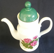 Lade das Bild in den Galerie-Viewer, KAFFEEKANNE MIT DECKEL - Porzellan, Flora Rosenblumen Blüten Strauß Motiv Dekor
