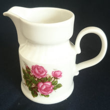 Lade das Bild in den Galerie-Viewer, 3er Set MILCHKÄNNCHEN &amp; ZUCKERDOSE MIT DECKEL - Porzellan, Flora Rosenblumen Blüten Strauß Motiv Dekor
