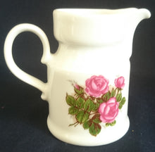 Lade das Bild in den Galerie-Viewer, 3er Set MILCHKÄNNCHEN &amp; ZUCKERDOSE MIT DECKEL - Porzellan, Flora Rosenblumen Blüten Strauß Motiv Dekor
