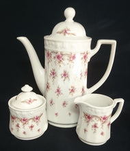 Lade das Bild in den Galerie-Viewer, 5er Set KAFFEEKANNE MIT DECKEL &amp; MILCHKÄNNCHEN &amp; ZUCKERDOSE + DECKEL - Porzellan, Streifen Linien Flora Blumenblüten Motiv Dekor
