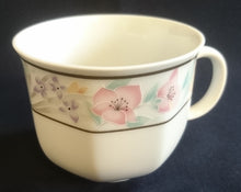 Lade das Bild in den Galerie-Viewer, KAFFEETASSE - Porzellan, Streifen Linien Flora Blumenblüten Motiv Dekor (BC)
