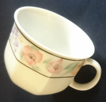 Lade das Bild in den Galerie-Viewer, KAFFEETASSE - Porzellan, Streifen Linien Flora Blumenblüten Motiv Dekor (BC)
