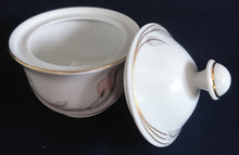 Lade das Bild in den Galerie-Viewer, 5er Set KAFFEEKANNE MIT DECKEL &amp; MILCHKÄNNCHEN &amp; ZUCKERDOSE UND DECKEL - Porzellan, Goldrand Flora Blumenblüte Relief Motiv Dekor
