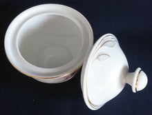 Lade das Bild in den Galerie-Viewer, 5er Set KAFFEEKANNE MIT DECKEL &amp; MILCHKÄNNCHEN &amp; ZUCKERDOSE UND DECKEL - Porzellan, Goldrand Flora Blumenblüte Relief Motiv Dekor
