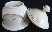 Lade das Bild in den Galerie-Viewer, 5er Set KAFFEEKANNE MIT DECKEL &amp; MILCHKÄNNCHEN &amp; ZUCKERDOSE UND DECKEL - Porzellan, Goldrand Flora Blumenblüte Relief Motiv Dekor
