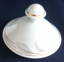 Lade das Bild in den Galerie-Viewer, 5er Set KAFFEEKANNE MIT DECKEL &amp; MILCHKÄNNCHEN &amp; ZUCKERDOSE UND DECKEL - Porzellan, Goldrand Flora Blumenblüte Relief Motiv Dekor
