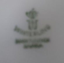 Lade das Bild in den Galerie-Viewer, 3er Set MILCHKÄNNCHEN &amp; ZUCKERDOSE MIT DECKEL - Porzellan, Goldrand Flora Blumenblüte Relief Motiv Dekor
