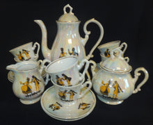 Lade das Bild in den Galerie-Viewer, 17 Teiliges MOCCA KAFFEESERVICE - Porzellan, Perlmutt Goldrand Rokoko Tanzpaar Motiv Dekor
