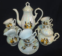 Lade das Bild in den Galerie-Viewer, 17 Teiliges MOCCA KAFFEESERVICE - Porzellan, Perlmutt Goldrand Rokoko Tanzpaar Motiv Dekor

