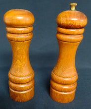 Lade das Bild in den Galerie-Viewer, 2er Set SALZSTREUER &amp; PFEFFERMÜHLE - Holz &amp; Metall, Klassisches Holz Motiv Dekor

