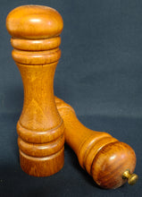 Lade das Bild in den Galerie-Viewer, 2er Set SALZSTREUER &amp; PFEFFERMÜHLE - Holz &amp; Metall, Klassisches Holz Motiv Dekor
