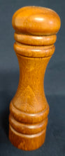 Lade das Bild in den Galerie-Viewer, 2er Set SALZSTREUER &amp; PFEFFERMÜHLE - Holz &amp; Metall, Klassisches Holz Motiv Dekor
